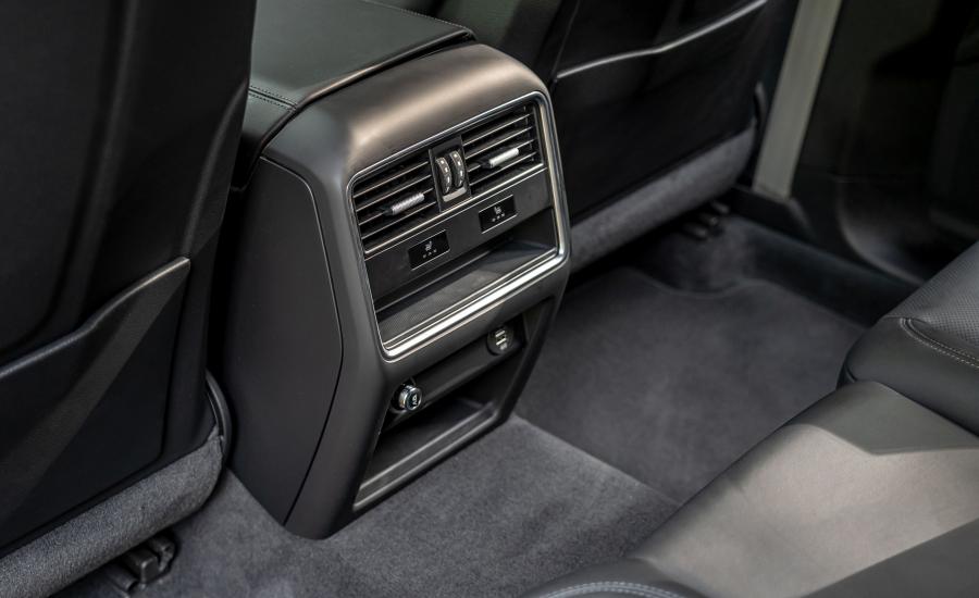 Детали интерьера Porsche Cayenne Turbo (PO536) 2018 года  (NA) (фото 4 из 40)